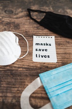 Covid-19 virüs salgınına karşı koruma ve eğriyi düzleştirme. Maskeli yüz maskeleri yanlarında hayat kurtarıyor.