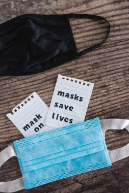 Covid-19 virüs salgınına karşı koruma ve eğriyi düzleştirme. Maskeli yüz maskeleri yanlarında hayat kurtarıyor.