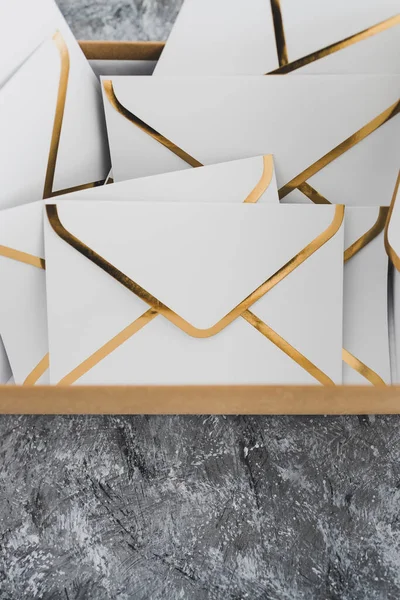 受信トレイの構成とクリーンアップ メール受信トレイのボックス内の封筒のグループの概念 — ストック写真