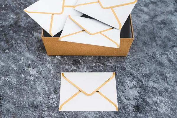 Concept Van Inbox Organisatie Clean Groep Enveloppen Binnen Doos Metafoor — Stockfoto