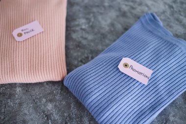Alışveriş ve pazarlama konsepti, alternatif renklerde örgü örenler, Full Price vs promosyon fiyat etiketleri