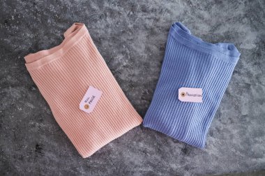 Alışveriş ve pazarlama konsepti, alternatif renklerde örgü örenler, Full Price vs promosyon fiyat etiketleri