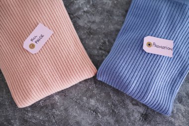 Alışveriş ve pazarlama konsepti, alternatif renklerde örgü örenler, Full Price vs promosyon fiyat etiketleri