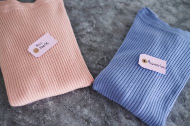 Alışveriş ve pazarlama konsepti, alternatif renklerde örgü örenler, Full Price vs promosyon fiyat etiketleri