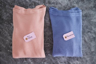 Alışveriş ve pazarlama konsepti, alternatif renklerde örgü örenler, Full Price vs promosyon fiyat etiketleri