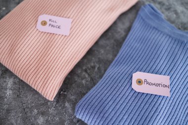 Alışveriş ve pazarlama konsepti, alternatif renklerde örgü örenler, Full Price vs promosyon fiyat etiketleri
