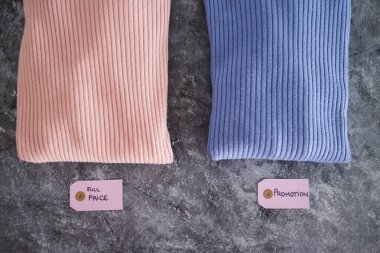 Alışveriş ve pazarlama konsepti, alternatif renklerde örgü örenler, Full Price vs promosyon fiyat etiketleri