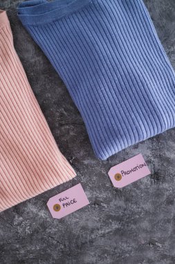 Alışveriş ve pazarlama konsepti, alternatif renklerde örgü örenler, Full Price vs promosyon fiyat etiketleri