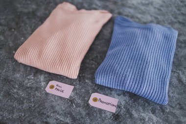 Alışveriş ve pazarlama konsepti, alternatif renklerde örgü örenler, Full Price vs promosyon fiyat etiketleri