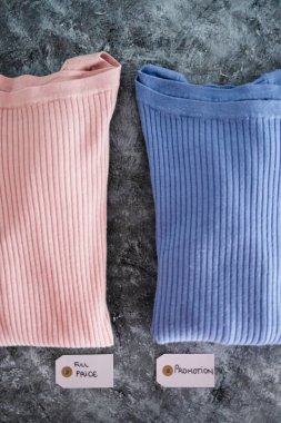 Alışveriş ve pazarlama konsepti, alternatif renklerde örgü örenler, Full Price vs promosyon fiyat etiketleri