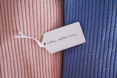 Alışveriş ve pazarlama kavramı, Yeni Koleksiyon metni ile alternatif renklerde örgü örenler fiyat etiketi üzerine