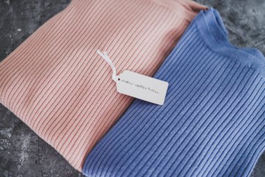 Alışveriş ve pazarlama kavramı, Yeni Koleksiyon metni ile alternatif renklerde örgü örenler fiyat etiketi üzerine