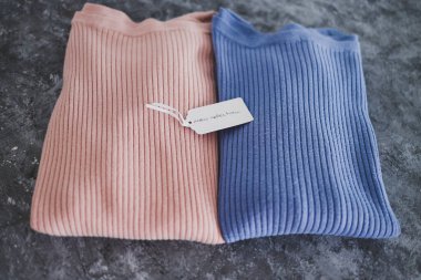 Alışveriş ve pazarlama kavramı, Yeni Koleksiyon metni ile alternatif renklerde örgü örenler fiyat etiketi üzerine