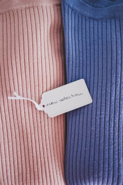 Alışveriş ve pazarlama kavramı, Yeni Koleksiyon metni ile alternatif renklerde örgü örenler fiyat etiketi üzerine