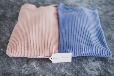 Alışveriş ve pazarlama konsepti, alternatif renklerde atlama örenler ve moda eğilimleri fiyat etiketi metni