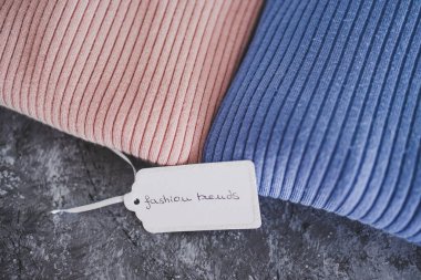 Alışveriş ve pazarlama konsepti, alternatif renklerde atlama örenler ve moda eğilimleri fiyat etiketi metni