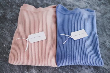 Alışveriş ve pazarlama konsepti, örgü ören atlayıcılar alternatif renklerde Must Have ve Fashion Trends fiyat etiketi metni