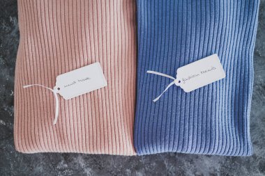 Alışveriş ve pazarlama konsepti, örgü ören atlayıcılar alternatif renklerde Must Have ve Fashion Trends fiyat etiketi metni