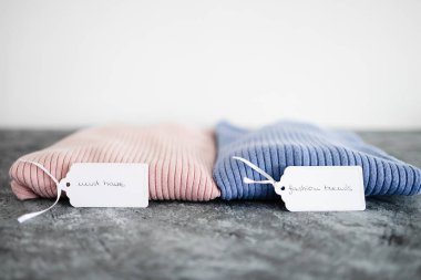 Alışveriş ve pazarlama konsepti, örgü ören atlayıcılar alternatif renklerde Must Have ve Fashion Trends fiyat etiketi metni