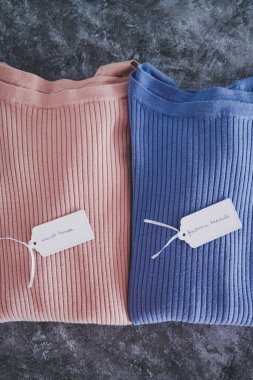 Alışveriş ve pazarlama konsepti, örgü ören atlayıcılar alternatif renklerde Must Have ve Fashion Trends fiyat etiketi metni