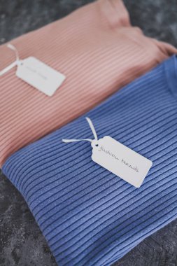 Alışveriş ve pazarlama konsepti, örgü ören atlayıcılar alternatif renklerde Must Have ve Fashion Trends fiyat etiketi metni