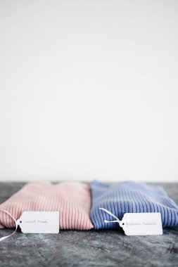 Alışveriş ve pazarlama konsepti, örgü ören atlayıcılar alternatif renklerde Must Have ve Fashion Trends fiyat etiketi metni