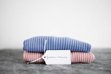 Alışveriş ve pazarlama konsepti, alternatif renklerde atlama örenler ve moda eğilimleri fiyat etiketi metni