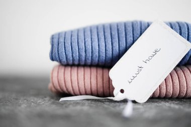 Alışveriş ve pazarlama kavramı, alternatif renklerde örgü örenler fiyat etiketi üzerine metin sahibi olmalı