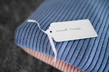 Alışveriş ve pazarlama kavramı, alternatif renklerde örgü örenler fiyat etiketi üzerine metin sahibi olmalı