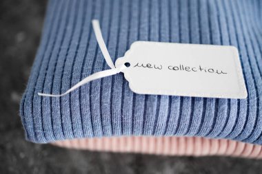 Alışveriş ve pazarlama kavramı, Yeni Koleksiyon metni ile alternatif renklerde örgü örenler fiyat etiketi üzerine