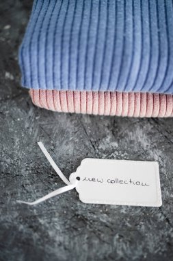 Alışveriş ve pazarlama kavramı, Yeni Koleksiyon metni ile alternatif renklerde örgü örenler fiyat etiketi üzerine