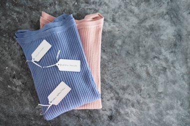 Alışveriş ve pazarlama kavramı, Yeni Koleksiyon Moda Eğilimleri ve Fiyat etiketleri üzerine metinleri olan alternatif renklerde örgü örenler