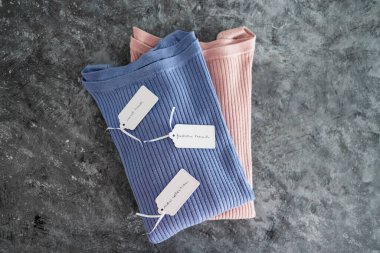 Alışveriş ve pazarlama kavramı, Yeni Koleksiyon Moda Eğilimleri ve Fiyat etiketleri üzerine metinleri olan alternatif renklerde örgü örenler