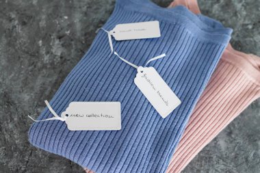 Alışveriş ve pazarlama kavramı, Yeni Koleksiyon Moda Eğilimleri ve Fiyat etiketleri üzerine metinleri olan alternatif renklerde örgü örenler