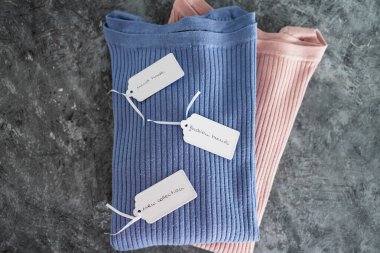 Alışveriş ve pazarlama kavramı, Yeni Koleksiyon Moda Eğilimleri ve Fiyat etiketleri üzerine metinleri olan alternatif renklerde örgü örenler