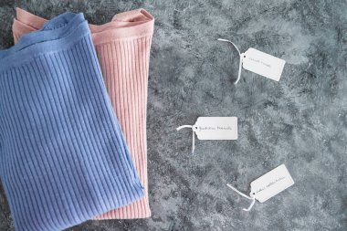 Alışveriş ve pazarlama kavramı, Yeni Koleksiyon Moda Eğilimleri ve Fiyat etiketleri üzerine metinleri olan alternatif renklerde örgü örenler