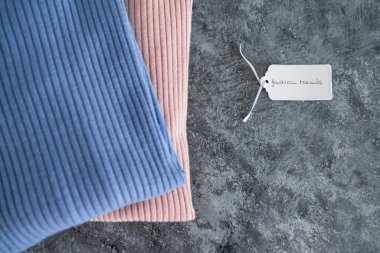 Alışveriş ve pazarlama konsepti, alternatif renklerde atlama örenler ve moda eğilimleri fiyat etiketi metni