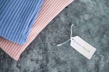 Alışveriş ve pazarlama konsepti, alternatif renklerde atlama örenler ve moda eğilimleri fiyat etiketi metni