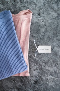 Alışveriş ve pazarlama konsepti, alternatif renklerde atlama örenler ve moda eğilimleri fiyat etiketi metni