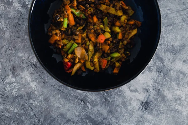 sağlıklı bitkisel yemek tarifleri konsepti, Asya sebzeleri ve mercimek kızartması