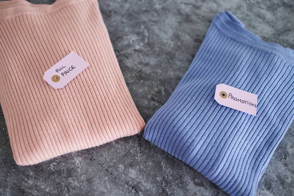 Alışveriş ve pazarlama konsepti, alternatif renklerde örgü örenler, Full Price vs promosyon fiyat etiketleri