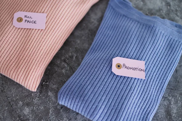 Alışveriş ve pazarlama konsepti, alternatif renklerde örgü örenler, Full Price vs promosyon fiyat etiketleri