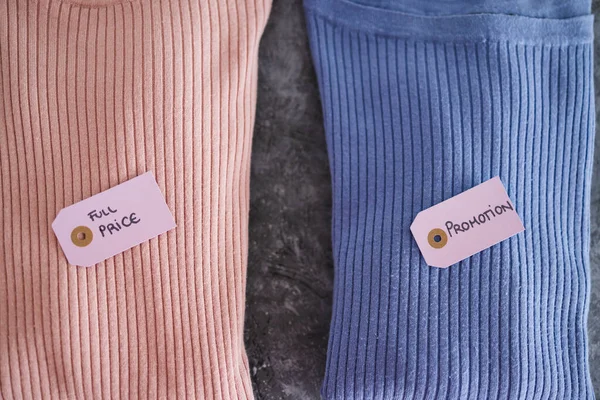 Alışveriş ve pazarlama konsepti, alternatif renklerde örgü örenler, Full Price vs promosyon fiyat etiketleri