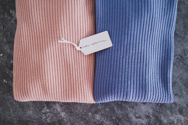 Alışveriş ve pazarlama kavramı, Yeni Koleksiyon metni ile alternatif renklerde örgü örenler fiyat etiketi üzerine