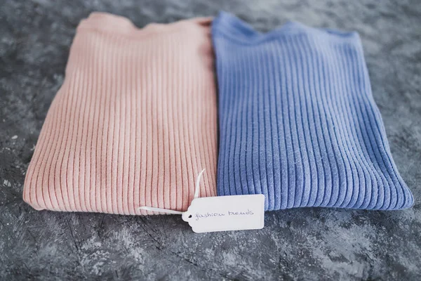 Alışveriş ve pazarlama konsepti, alternatif renklerde atlama örenler ve moda eğilimleri fiyat etiketi metni