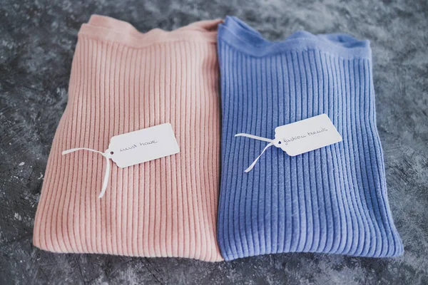 Alışveriş ve pazarlama konsepti, örgü ören atlayıcılar alternatif renklerde Must Have ve Fashion Trends fiyat etiketi metni