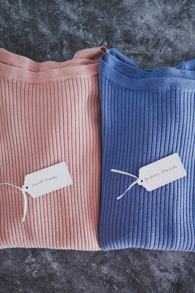 Alışveriş ve pazarlama konsepti, örgü ören atlayıcılar alternatif renklerde Must Have ve Fashion Trends fiyat etiketi metni