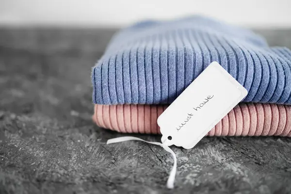 Alışveriş ve pazarlama kavramı, alternatif renklerde örgü örenler fiyat etiketi üzerine metin sahibi olmalı