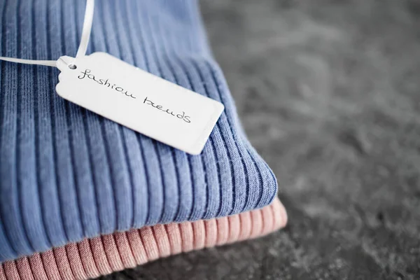 Alışveriş ve pazarlama konsepti, alternatif renklerde atlama örenler ve moda eğilimleri fiyat etiketi metni