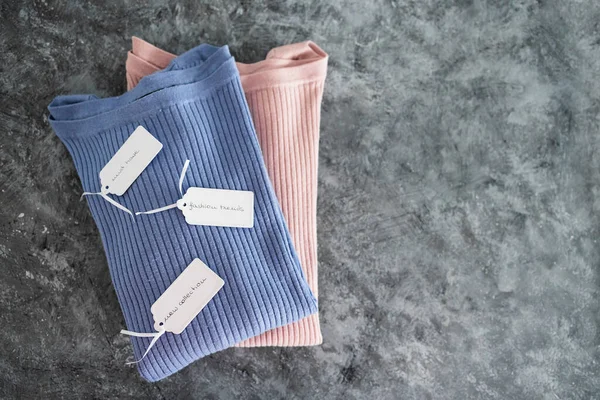 Alışveriş ve pazarlama kavramı, Yeni Koleksiyon Moda Eğilimleri ve Fiyat etiketleri üzerine metinleri olan alternatif renklerde örgü örenler